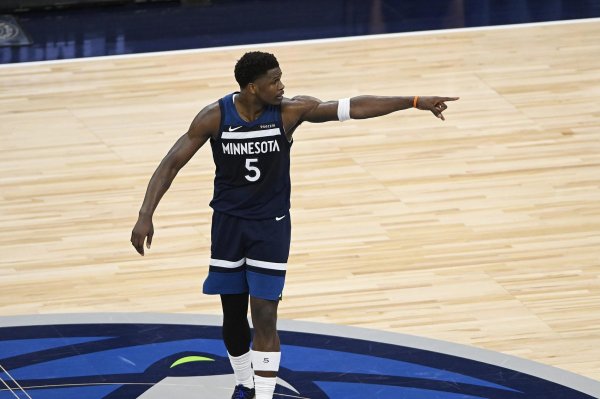 华城融 爱德华兹：雷霆是目前NBA最好的球队 想赢他们多次将非常艰难