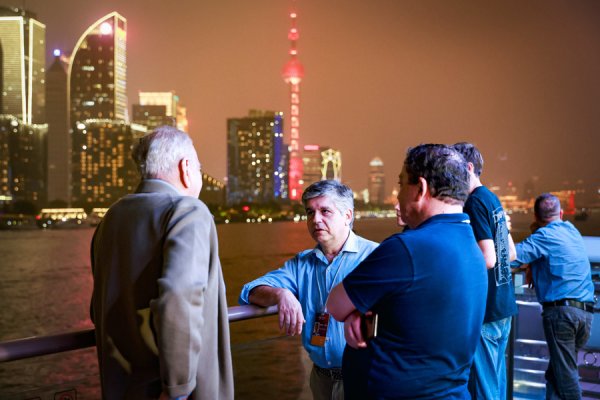金牛王 夜泊浦江览盛景，世界中国学大会中外嘉宾共话中华文化“实景画”